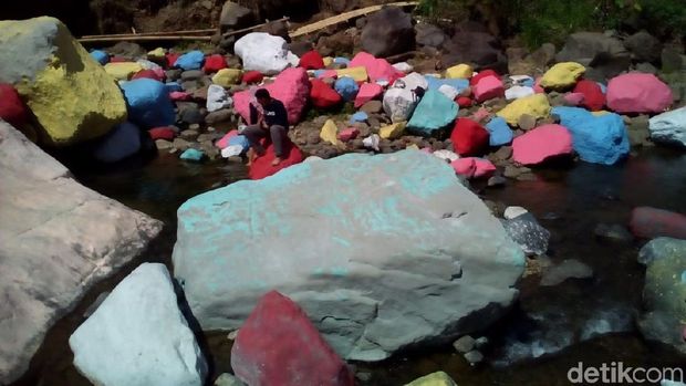 Batu Kali Dicat Berwarna di Kudus: Dikecam Justru Bikin Penasaran