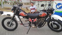 Sepeda motor Suzuki TS ini cukup unik, karena tidak memiliki bagian belakang, kedua sisinya sama-sama memiliki setang, tangki maupun lampu utama. Saat digunakan untuk berkendara, kedua pengendara saling bertolak belakang dan memegang setir sendiri-sendiri. Unik ya? Foto: Adhar Muttaqin