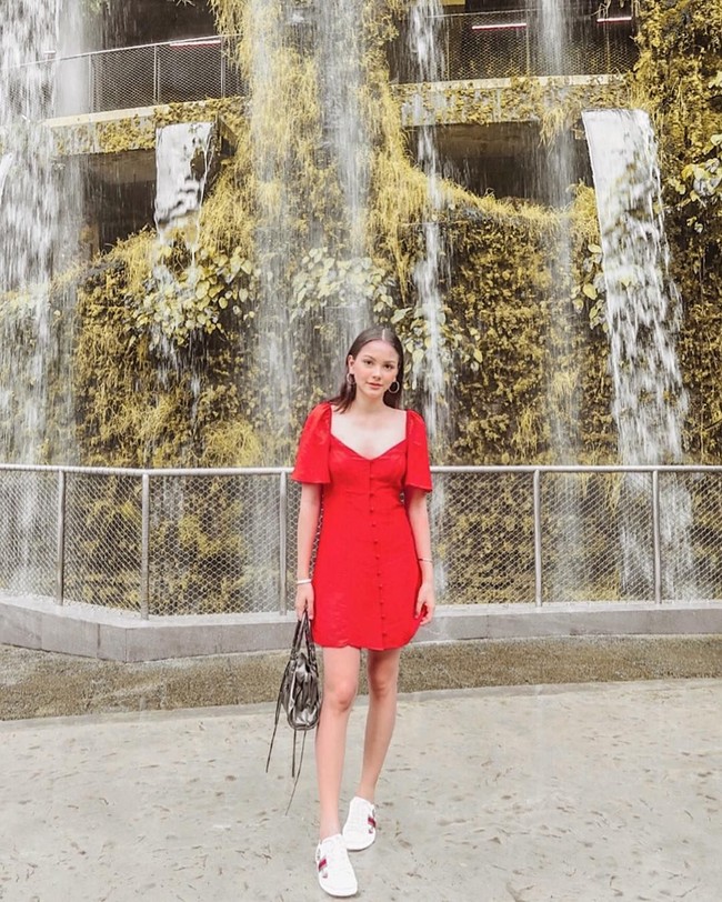 Dress and sneakers? Tentu saja, kenapa tidak. (Foto: Instagram/alyssadaguise)