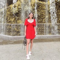 Dress and sneakers? Tentu saja, kenapa tidak. (Foto: Instagram/alyssadaguise)