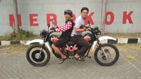 Ide pembuatan sepeda motor berkepala dua ini terinspirasi dari sejumlah modifikasi mobil klasik bermuka dua. Dari situlah, kemudian Arif mengaplikasikannya dengan menggabungkan dua sepeda motor trail Suzuki TS.  Foto: Adhar Muttaqin