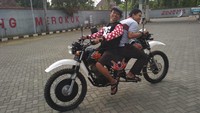 Untuk merangkai seluruh komponen kendaraan ini ia dan timnya tidak mengalami kesulitan yang berarti, semuanya dikerjakan di sela-sela aktivitas utama di bengkel. Berbagai keahlian yang dimiliki oleh masing-masing karyawannya menjadi nilai tambah untuk memuluskan ide kreatifnya.  Foto: Adhar Muttaqin