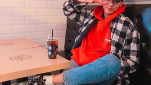 Mengintip Gaya Si Tampan Lee Jung Shin, CNBLUE Saat Minum di Kafe