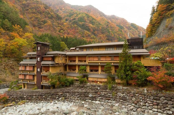 Hotel Nishiyama Onsen Keiunkan ini sudah berusia 1.311 tahun dan diakui The Guinness World Records sebagai hotel tertua di dunia.