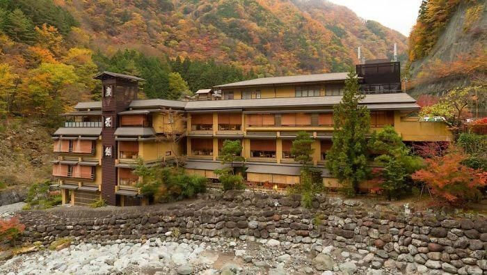 Hotel Nishiyama Onsen Keiunkan ini sudah berusia 1.311 tahun dan diakui The Guinness World Records sebagai hotel tertua di dunia.