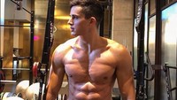 Banyak murid yang gagal fokus saat ia mengajar karena otot kekar dan wajah tampannya. Dan juga karena ia cukup terkenal sebagai model saat itu. (Foto: Instagram/pietroboselli) 