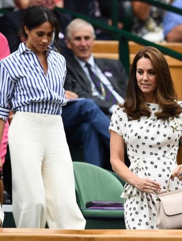 Meghan Markle dan Emma Watson Pakai Celana Sama, Siapa Lebih Stylish?