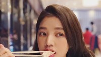  Sedang makan sepotong dada ayam aja, Lure terlihat sangat cantik. Menurut kamu, pantes nggak kalau Lure dijuluki bidadari? Foto: Instagram lurehsu