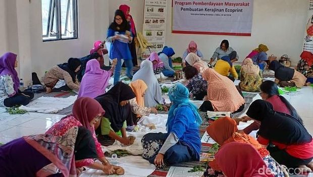 Warga Surabaya membatik di atas kain tanpa canting/