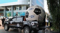 Bola berbahan kulit dan karet berdiameter 180 cm dan berat 25 kg ini dibawa dari Gedung Transmedia dan nantinya digiring ke Lapangan Sunburst.Foto: Dina Rayanti