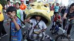 Aksi Badut Cilik Hibur Pengunjung CFD