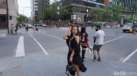 Ia tampak menikmati suasana Montreal. Ia tak segan bergaya di tengah jalanan kota tersebut. Foto: (mahar/detikhot)