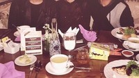 Bersama Rangga dan Enzy, Rafael makan malam bareng dengan hidangan steak dan sup hangat. Mereka bertiga memang berteman dekat. Foto: Instagram @rafaell_16