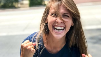 Ophelie menyemangati tim Prancis agar menjuarai Piala Dunia 2018. Foto: Instagram.com/opheliemeunier.