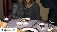 Bersama istri dan putrinya, Matuidi menikmati makan malam. Di tengah jamuan makan, mereka menyempatkan diri berfoto dulu. Ternyata Matuidi ini termasuk sosok yang dekat dengan keluarga ya.  Foto: instagram @blaisematuidiofficiel