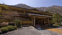 Anggota staf dengan kimono tradisional akan menyapa para tamu. Mereka memberi para tamu sandal dan sepatu tidak diperbolehkan dipakai dari titik ini (Foto: Istimewa/Boredpanda)