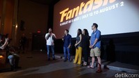 Para cast dan sutradara yang terdiri dari Pevita Pearce, Mike Wiluan dan co-writer Rayya Makarim memberikan uraian tentang cerita Buffalo Boys yang filmnya berlatarkan masa Indonesia kala masih dijajah. Foto: (mahar/detikhot)