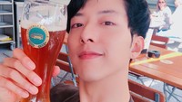 Memegang bir berukuran besar. Nampaknya minuman ini jadi favoritnya Lee Jung Shin ya. Hati-hati mabuk. Foto: Instagram @leejungshin91