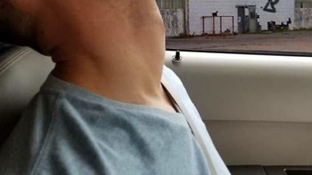 Menunggu di depan pabrik coklat Willy Wonka. Foto: facebook.com/groups/ITGod/