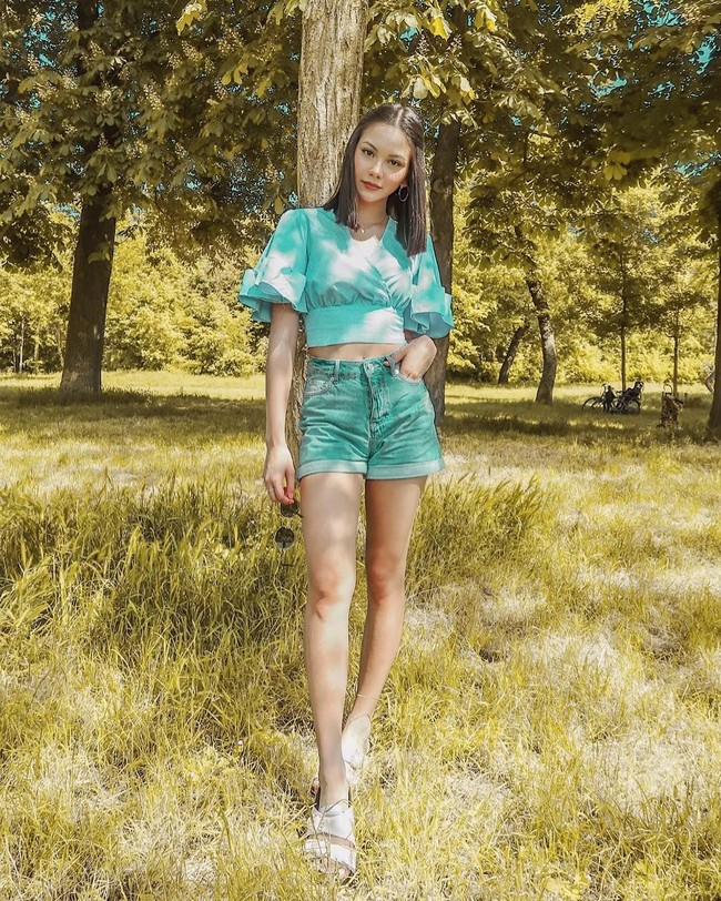 Perempuan berdarah Prancis ini memancarkan aura seksinya dalam balutan cropped top serta celena jeans pendek yang mengekspos kaki jenjangnya. (Foto: Instagram/alyssadaguise)