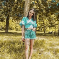 Perempuan berdarah Prancis ini memancarkan aura seksinya dalam balutan cropped top serta celena jeans pendek yang mengekspos kaki jenjangnya. (Foto: Instagram/alyssadaguise)