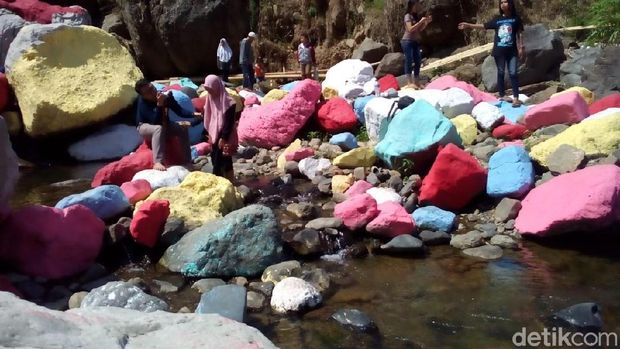 Batu Kali Dicat Berwarna di Kudus: Dikecam Justru Bikin Penasaran