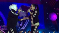 Ia turut menggandeng adik sekaligus manajernya, Aisyahrani di atas panggung. Foto: (Desi/detikhot)