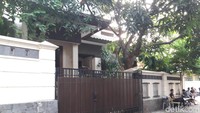 Pantauan di lokasi, Jl Bendungan Jatiluhur No 3, Bendungan Hilir, Jakarta Pusat, sekitar pukul 17.00 WIB, Minggu (15/7/2018) rumah Sofyan tampak tertutup rapat. Tampak ada petugas polisi di halaman rumah Sofyan. 