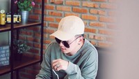 Pakai kacamata dan topi, ternyata Rafael juga terserang demam es kopi kekinian nih. Foto: Instagram @rafaell_16