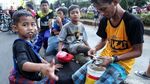 Aksi Badut Cilik Hibur Pengunjung CFD