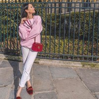 When classic meet urban? Sweater pink gombrong (oversized) dipadukan Alyssa dengan aksesori timeless seperti slingbag klasik Gucci dan loafers. (Foto: Instagram/alyssadaguise)