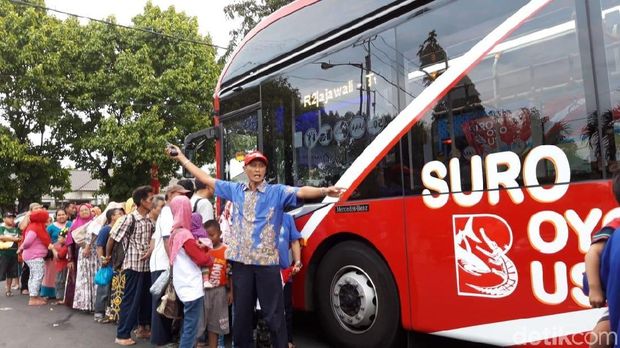 Kondektur mengatur antrean