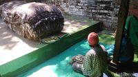 Unik! Peziarah Taruh Kain Batik di Atas Makam di Kebumen