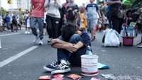 Seorang anak tampak kelelahan.