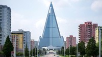 Ryugyong Hotel, Korea Utara, berdiri menonjol melawan batas langit sebagai struktur tertinggi di Korea Utara. Konstruksi dimulai pada 1987 namun dihentikan pada tahun 1992. Istimewa/Archdaily.
