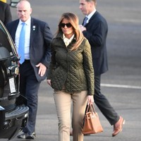 Bertolak ke Glasgow, Skotlandia, Melania mengandalkan jaket Burberry seharga Rp 8 juta yang dipadu dengan celana Michael Kors. Tampak sang Ibu Negara menenteng tas Birkin Hermes yang harganya bisa mencapai 10 ribu poundsterling lebih atau sekitar Rp 190 juta. (Foto: Getty Images)