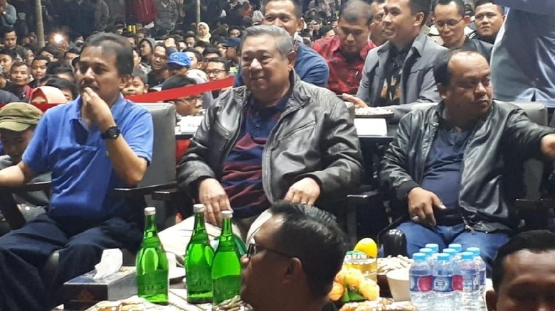 SBY Nobar Final Piala Dunia di Transmart Yogyakarta SBY Nobar Final Piala Dunia di Transmart Yogyakarta