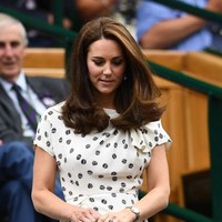 Sebagai penggemar tenis, Kate Middleton wajib hadir di Wimbledon. Untuk urusan gaya, pilihan istri Pangeran William itu jatuh pada summer dress beraksen draperi di bagian bahu dan pinggang karya desainer favoritnya, Jenny Packham. Nuansa vintage a la 40-an hadir lewat siluet pas badan dengan corak hitam di atas warna krem. (Foto: Getty Images)