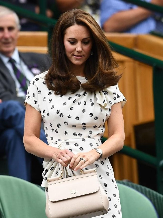 Sebagai penggemar tenis, Kate Middleton wajib hadir di Wimbledon. Untuk urusan gaya, pilihan istri Pangeran William itu jatuh pada summer dress beraksen draperi di bagian bahu dan pinggang karya desainer favoritnya, Jenny Packham. Nuansa vintage a la 40-an hadir lewat siluet pas badan dengan corak hitam di atas warna krem. (Foto: Getty Images)