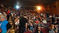 Warga Montreal bersiap menyaksikan Buffalo Boys tayang perdana di Fantasia Film Festival. Film ini diputar di Auditorium Des Diplomes, Montreal. Foto: (mahar/detikhot)