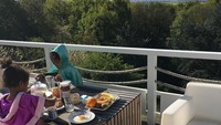 Kompak! Ketiga anak Matuidi lagi menyantap menu sarapannya. Ada berbagai buah, roti hingga telur mata sapi. Tempat makannya terlihat asyik ya? Foto: instagram @blaisematuidiofficiel