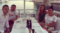 Kali ini Perisic bersama istri dan temannya bersantap di tempat makan istimewa. Pemandangannya kapal dan laut. Kira-kira apa ya menu pilihan mereka? Foto: Instagram ivanperisic444