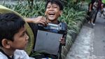 Aksi Badut Cilik Hibur Pengunjung CFD