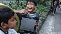 Tawa ceria anak-anak usia menghibur pengunjung car free day.