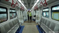 Material tempat duduk terbuat dari fiber reinforcedplastic (FRP) yang tahan api dengan ukuran lebar 43 cm dan kedalaman 42 cm. 