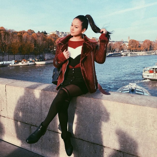 Alyssa saat menjelma menjadi wanita Paris yang superchic dengan rok high-waisted, atasan berbentuk hati, seerta blazer berbulu yang warnanya senada. (Foto: Instagram/alyssadaguise)