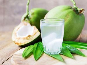 5 Kondisi Kesehatan yang Bisa Diatasi dengan Air Kelapa Muda