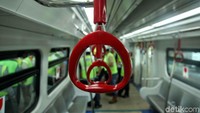 Kereta juga dilengkapi dengan pegangan tangan warna merah.