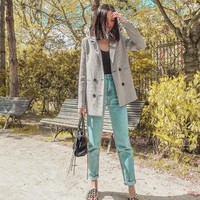 Gaya preppy chic ala Alyssa: Oversized blazer berpadu apik dengan boyfriend jeans serta sendal bergaya etnik. (Foto: Instagram/alyssadaguise)