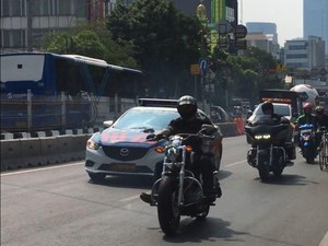Mobil Klasik dan Moge Harley Ikutan Parade Bola Raksasa Transmedia